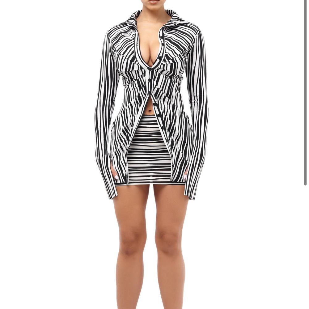 Never worn top is medium skirt is size small